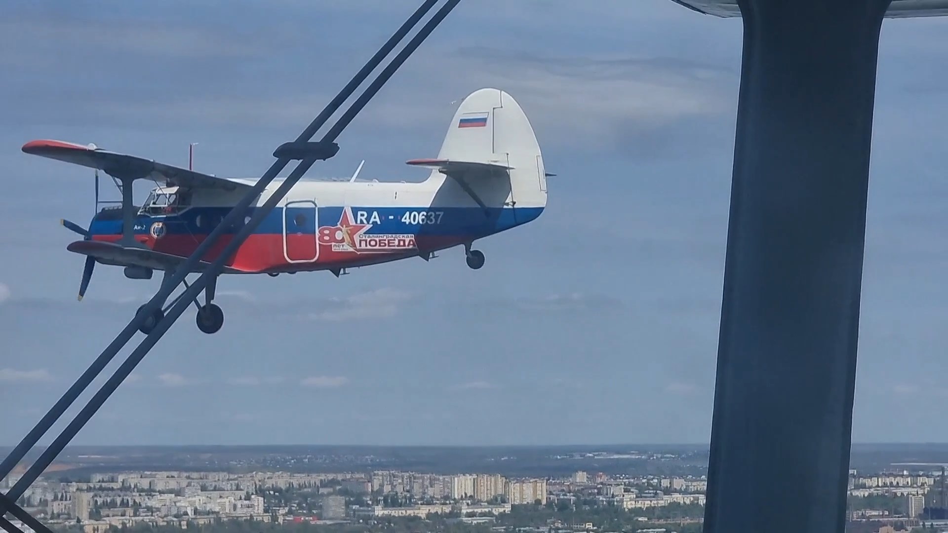 Телеканал «Волгоград1» получил эксклюзивные кадры репетиции парада с борта самолета